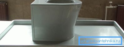 El modelo más simple de fibra de vidrio, que se hace en forma monolítica con un estante El modelo más simple de fibra de vidrio, que se hace en forma monolítica con un estante