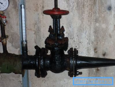 El método más simple de engarce es llenar el sistema con agua de la carretera. El método más simple de engarce es llenar el sistema con agua de la carretera.