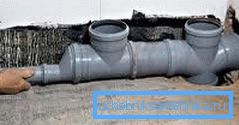 La forma más sencilla de instalar un sistema de alcantarillado con una cruz, te y adaptador a un diámetro más pequeño La forma más sencilla de instalar un sistema de alcantarillado con una cruz, te y adaptador a un diámetro más pequeño