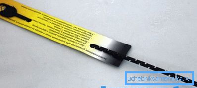Un dispositivo simple para eliminar el vello y los residuos pequeños del desagüe del lavabo. Un dispositivo simple para eliminar el vello y los residuos pequeños del desagüe del fregadero.