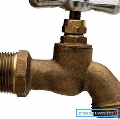 Grifo de la casa simple en la tubería de agua.