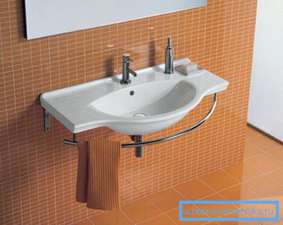 Lavabo simple y conveniente de loza sanitaria. Lavabo simple y conveniente de loza sanitaria.