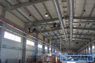 El proceso de instalación del sistema de ventilación.