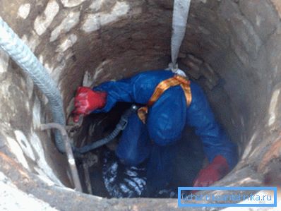 El proceso de enlucido de pequeñas grietas en la mina. El proceso de enlucido de pequeñas grietas en la mina.