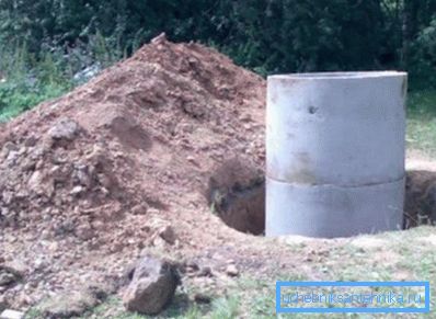 El proceso de construcción de un pozo de anillos de hormigón. El proceso de construcción de un pozo de anillos de hormigón.