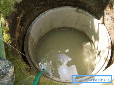 El proceso de remover el agua sucia de la fuente. El proceso de remover el agua sucia de la fuente.