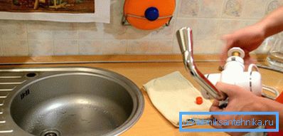 El proceso de instalación de tales productos prácticamente no es diferente de la instalación de un mezclador ordinario, pero requiere el cumplimiento de ciertas reglas El proceso de instalación de tales productos prácticamente no es diferente de la instalación de un mezclador ordinario, pero requiere el cumplimiento de ciertas reglas