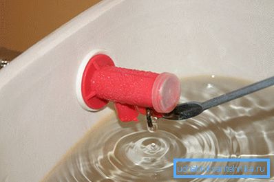 El proceso de llenado del tanque con agua puede ser muy ruidoso. El proceso de llenado del tanque con agua puede ser muy ruidoso.