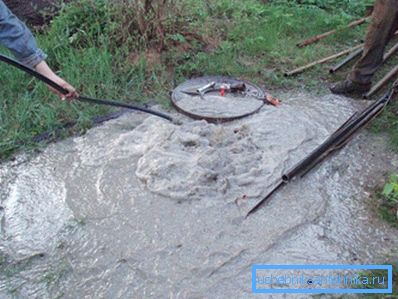 Trabajar en la limpieza del pozo en un sitio de país Trabajar en la limpieza del pozo en un sitio de país