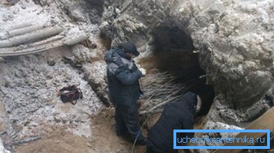 Realizando trabajos de reparación antes de instalar el pozo de inspección. Realizando trabajos de reparación antes de instalar el pozo de inspección.