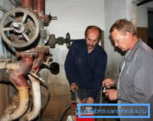 Comprobación de la calefacción. La foto Comprobación de la calefacción. La foto
