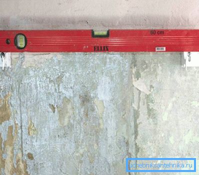 Comprobando la posición de los soportes por nivel de edificio. Comprobando la posición de los soportes por nivel de edificio.
