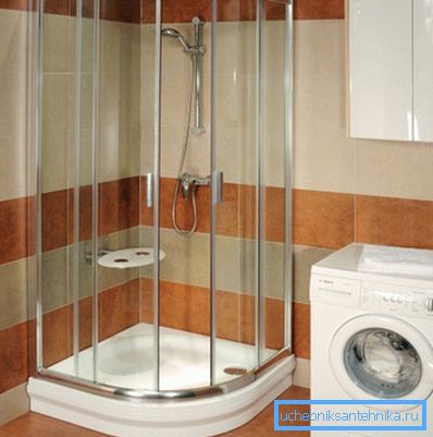 Ducha transparente con asiento. Ducha transparente con asiento.