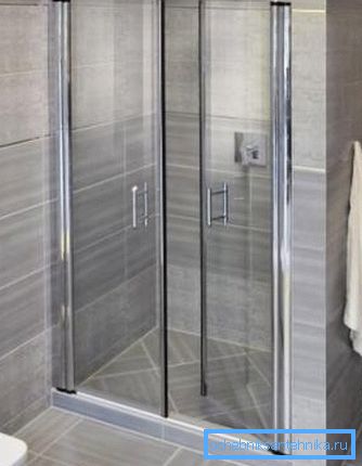 Las puertas transparentes son una buena opción para el baño o la ducha. Las puertas transparentes son una buena opción para el baño o la ducha.