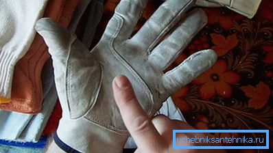 Necesidad de trabajar en guantes.