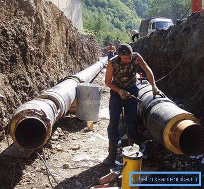Trabajos de aislamiento de tuberías. Trabajos de aislamiento de tuberías.