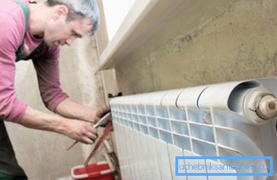El radiador solo se puede desenroscar cuando las válvulas están cerradas. El radiador solo se puede desenroscar cuando las válvulas están cerradas.