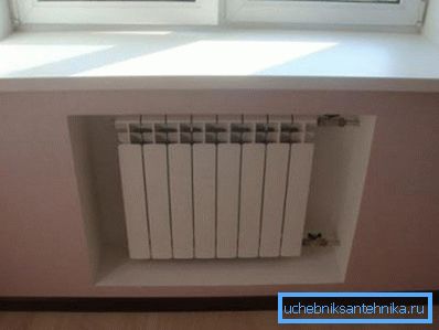 El radiador oculto en el nicho se calienta mucho peor, por lo que la reserva de potencia es necesaria El radiador oculto en el nicho se calienta mucho peor, por lo que la reserva de potencia es necesaria