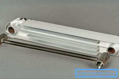El radiador consta de una funda de acero y una carcasa de aluminio. El radiador consta de una funda de acero y una carcasa de aluminio.