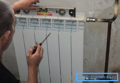 El radiador se instala en tubos de acero mediante soldadura. El radiador se instala en tubos de acero mediante soldadura.