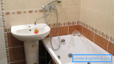 Un fregadero sin llave puede operarse con un aparato montado sobre el baño. Un fregadero sin llave puede operarse con un aparato montado sobre el baño.
