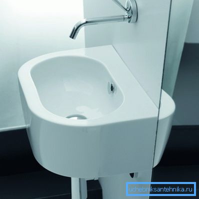 Lavabo para un baño sin abertura debajo de la batidora Kerasan Flo