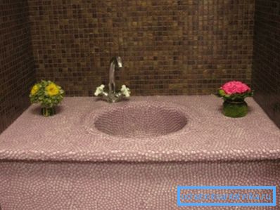 El lavabo de mosaico parece bastante original. El lavabo de mosaico parece bastante original.
