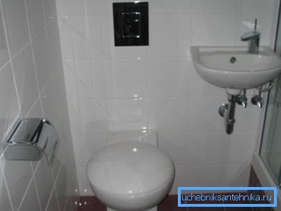 Lavabo pequeño en el baño ahorra espacio. Lavabo pequeño en el baño ahorra espacio.