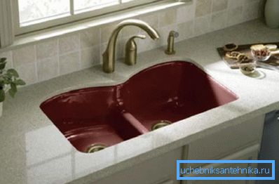 Lavabo en la cocina puede ser una fuente de mal olor en la habitación. Lavabo en la cocina puede ser una fuente de mal olor en la habitación.