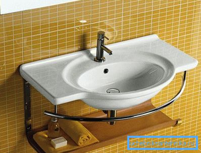 Lavabo con repisa adosado a la pared. Lavabo con repisa adosado a la pared.