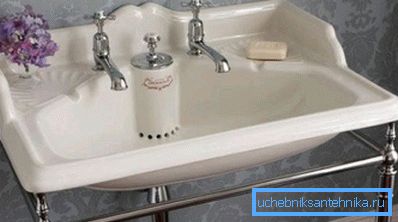 El lavabo con dos grifos parece elegante, pero solo puede usarlo cerrando el desagüe y llenando el recipiente con agua. Los europeos hacen precisamente eso, pero esta tradición no se ha arraigado aquí. El lavabo con dos grifos parece elegante, pero solo puede usarlo cerrando el desagüe y llenando el recipiente con agua. Los europeos hacen precisamente eso, pero esta tradición no se ha arraigado aquí.