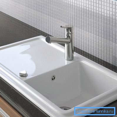 Lavabo con esmalte encaja perfectamente en el interior moderno. Lavabo con esmalte encaja perfectamente en el interior moderno.