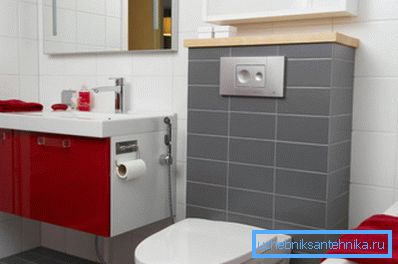 Lavabo con ducha higiénica situado cerca del aseo. Lavabo con ducha higiénica situado cerca del aseo.