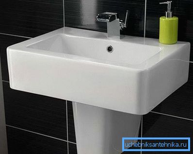 Fregadero del baño pegado a la pared. Fregadero del baño pegado a la pared.