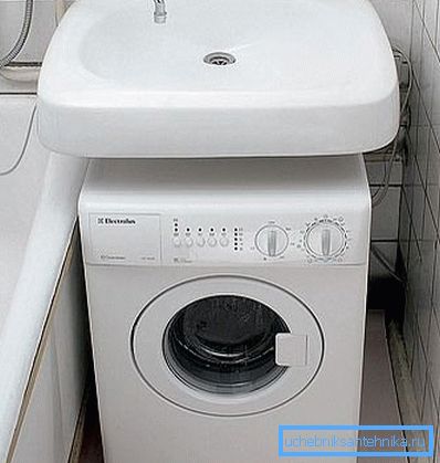 Lavabo en el baño sin agujero para el grifo tipo agua. Lavabo en el baño sin agujero para el grifo tipo agua.