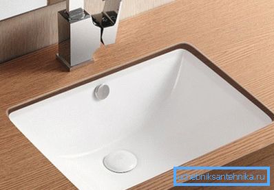 Lavabo: incorporado en la encimera del baño, se ve elegante y moderno. Lavabo: incorporado en la encimera del baño, se ve elegante y moderno.
