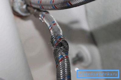 Abertura de la trenza como resultado de torcer la manguera Abertura de la trenza como resultado de torcer la manguera