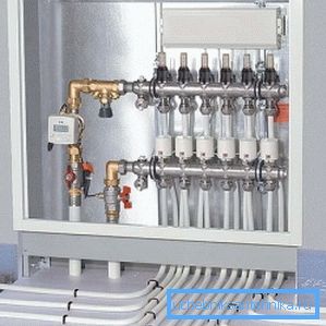 Peine distributivo para calefacción en la caja de instalación. Peine distributivo para calefacción en la caja de instalación.