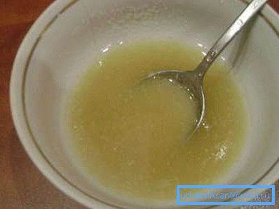 Disolver la gelatina en agua. Disolver la gelatina en agua.