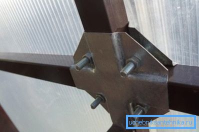 Conexión plegable de tubos de perfil con pernos durante la construcción del invernadero Conexión plegable de tubos de perfil con pernos durante la construcción del invernadero