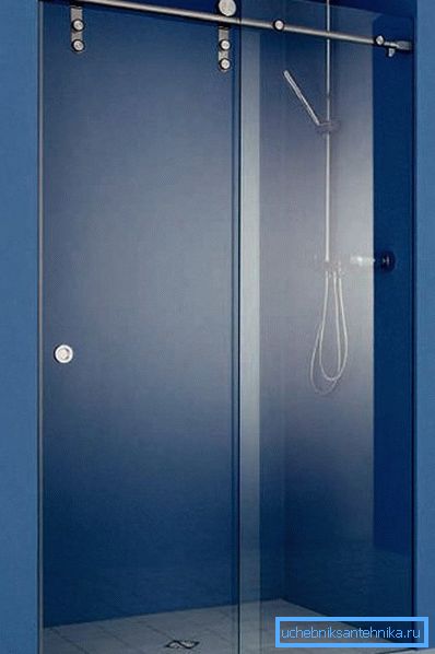 Puerta corrediza de vidrio para una ducha de 80 por 200 mm con una percha superior. Puerta corrediza de vidrio para una ducha de 80 por 200 mm con una percha superior.