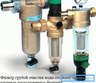 Varios filtros en tuberías de agua. Varios filtros en tuberías de agua.