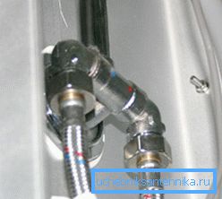 Diferentes modelos de adaptadores para conectar mangueras flexibles en ángulo recto a tuberías. Diferentes modelos de adaptadores para conectar mangueras flexibles en ángulo recto a tuberías.