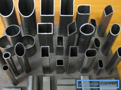 Varias muestras de tubos de acero laminados en caliente. Varias muestras de tubos de acero laminados en caliente.