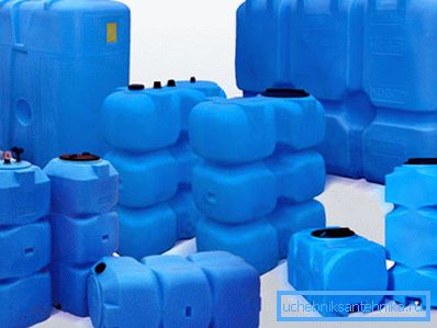 Varios depósitos de agua de plástico con grifo. Varios depósitos de agua de plástico con grifo.