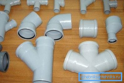 Diferentes tipos de tees, cruces y acoplamientos diseñados para conectar las rutas de tuberías de alcantarillado. Diferentes tipos de tees, cruces y acoplamientos diseñados para conectar las rutas de tuberías de alcantarillado.