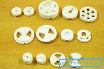 Una variedad de insertos cerámicos para uso en bujes de plomería Una variedad de insertos cerámicos para uso en bujes de plomería