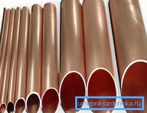 Diferentes tramos de tubos de cobre para calefacción. Diferentes tramos de tubos de cobre para calefacción.
