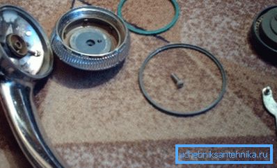 Producto desmontado para reparación y limpieza. Producto desmontado para reparación y limpieza.