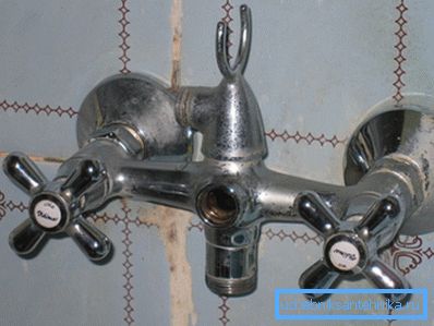 Desmonte el grifo en el baño solo después de retirar el volante. Desmonte el grifo en el baño solo después de retirar el volante.